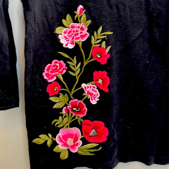 Karen Scott black 3/4 sleeve top with floral embroidery - Picture 3 of 5